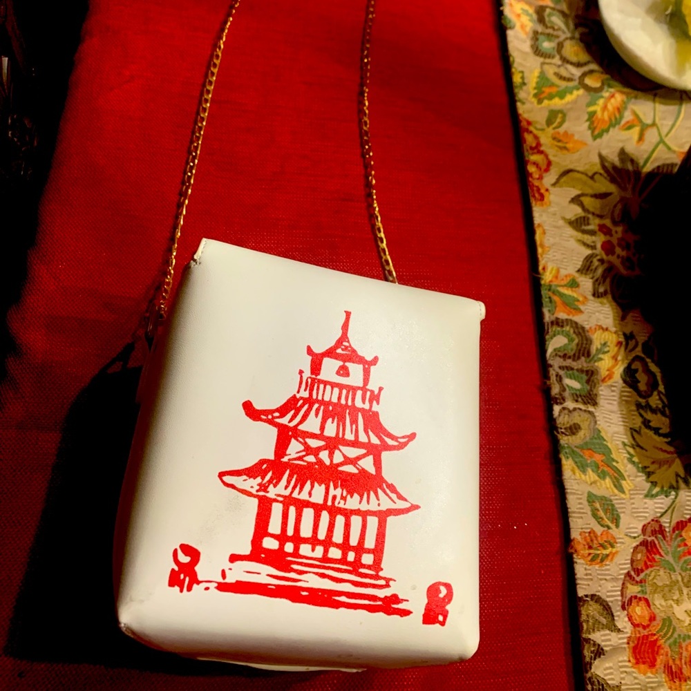 Novelty purse. Cute. Makes your outfit pop.  Magnet closure, chain strap.